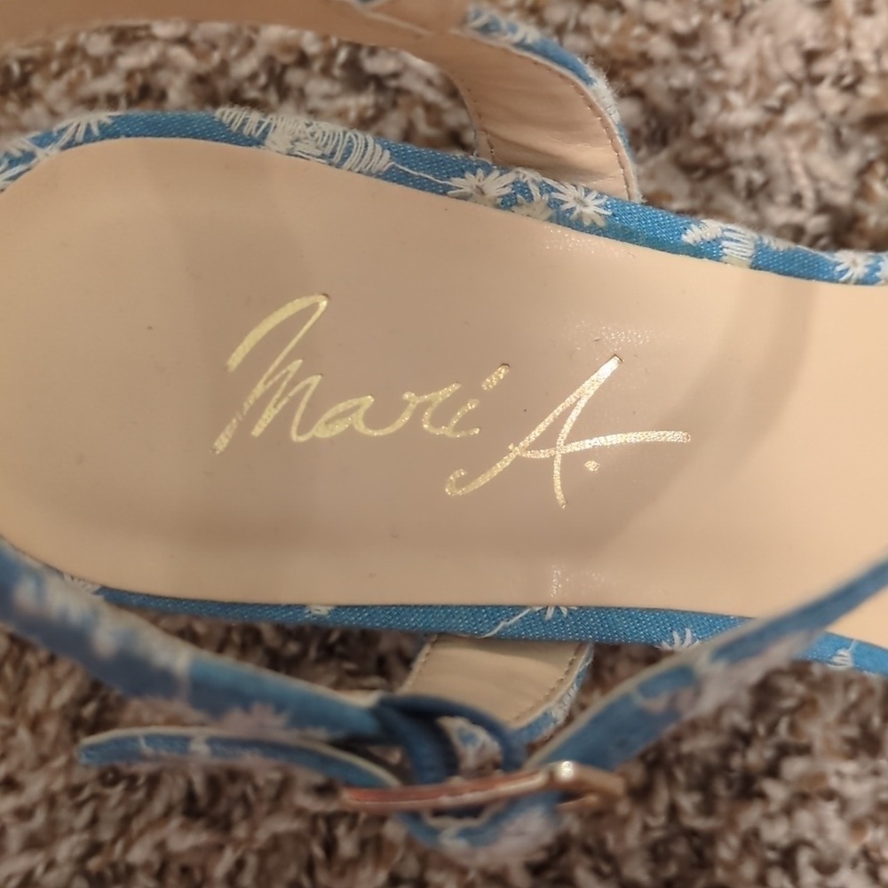 Mari A women's blue daisy print ankle strap block heeled sandals - Picture 5 of 8